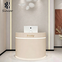 Bureau de réception moderne blanc incurvé pour salon de beauté, petit comptoir d'accueil pour salon de coiffure, comptoir de réception pour salon de manucure et spa