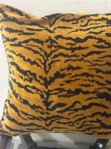 Housse de coussin en velours de coton imprimé Tigre Doré Moutarde : Sublimez votre intérieur avec un style sauvage luxueux pour la maison moderne. - Product Image 3