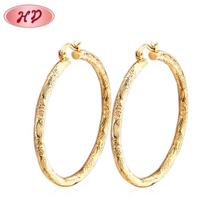 Pendientes <span class=keywords><strong>de</strong></span> Aro Económicos Nuevos y Elegantes para Chicas con Diseño Giratorio <span class=keywords><strong>de</strong></span> Diamantes en Oro <span class=keywords><strong>de</strong></span> 18K, <span class=keywords><strong>Aretes</strong></span> Tipo Huggie Bañados en Oro <span class=keywords><strong>de</strong></span> 18K - Product Image 1