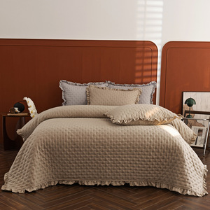 Juego de Ropa de Cama Acolchada de Tres Piezas Estilo Europeo, Cubrecama Liso con Acabado Lijado para Edredones de Aire Acondicionado - Product Image 1