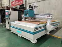 Machine d'étiquetage CNC pour la production de meubles en panneaux, avec routeur ATC, perçage, chargement et déchargement automatiques du bois, et perçage en rangée
