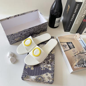 Sandalias de tacón plateado de diseñador para mujer, de verano, para exteriores, para desfiles de moda, de marca famosa, con letras clásicas, de lujo. - Product Image 4