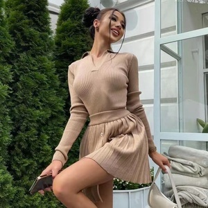 Nouveau polo solide automne-hiver personnalisé pour femmes haut à manches longues jupe plissée pull en tricot décontracté et élégant ensemble de 2 pièces - Product Image 2