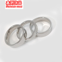 Une bague en acier titane tendance et très vendue, qui ne ternit pas, polie à l'électrolyse, avec un gravure plate