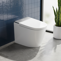 Toilette intelligente en céramique au sol, style moderne et épuré, avec chasse d'eau à capteur au pied, télécommande et lavage des fesses, pour hôtels/villas
