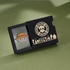 3 diseños, venta al por mayor, joyería, Luffy sombrero de paja, fruta maldita, broche de lujo, caja de embalaje, broche de Pin esmaltado de Metal Ace de Anime - Product Image 1