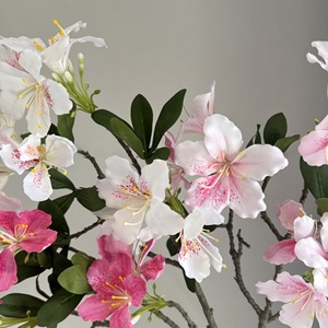 กิ่งดอกอาซาเลียผ้าไหมสัมผัสเหมือนจริง ดอกโรโดเดนดรอนประดิษฐ์ ทำมือ สไตล์โมเดิร์นมินิมอล ตกแต่งวันอีสเตอร์ คริสต์มาส วันวาเลนไทน์ - Product Image 4