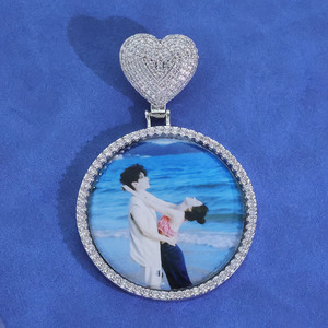 จี้รูปหัวใจประดับเพชรโมอิสซาไนต์แบบกำหนดเอง VVS พร้อมตัวล็อกแบบ Prong Set เงินแท้ 925 ชุบทองคำแท้ ประดับเพชร GRA ผ่านการทดสอบเพชร B2B - Product Image 4