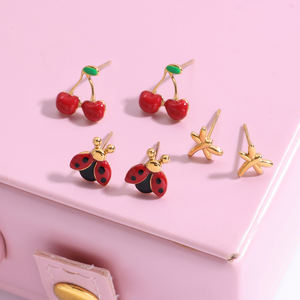 Juego de Aretes J&D Sweet de Acero Inoxidable con Baño de Oro de 18K, con Diseño de Mariquita Roja y Negra, Libélula Roja y Verde, y Cereza - Product Image 5