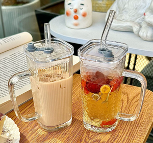 <span class=keywords><strong>Verre</strong></span> à eau en <span class=keywords><strong>verre</strong></span> avec poignée Niveau d'apparence élevé Boisson d'été pour femme Tasse à lait portable avec couvercle en paille - Product Image 3