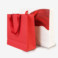 Sac en papier cadeau avec poignée rouge, qualité garantie à bas prix, impression de logo personnalisée