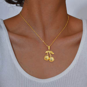 Colgante de cereza brillante de acero inoxidable dorado, collar de nicho de estilo europeo y americano a la moda - Product Image 1