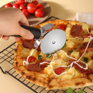 سكين أسطوانية بيتزا محمولة بأنماط مختلفة من الفولاذ المقاوم للصدأ ، أدوات قطع كعكة الخبز من الدرجة الغذائية للخبز - Product Image 5
