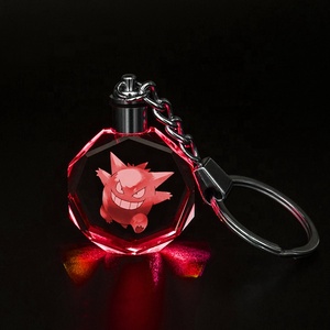 Giá Rẻ Bán Buôn Thủy Tinh Pokemon Đi Nhân Vật Pha Lê Keychain Tùy Chỉnh 3D Logo LED Nhấp Nháy Ánh Sáng Pha Lê Thủy Tinh Keychain