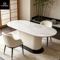 Table à manger ovale de luxe moderne en marbre avec plateau à motif marbré et base en métal, idéale pour les villas, les maisons, les hôtels et les restaurants