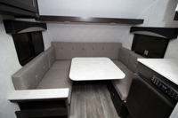 Mini caravane tout-terrain autonome avec lit E-Z à vendre
