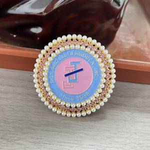 Spilla da bavero all'ingrosso Jack and Jill of America 1938 con perle, strass e smalto rosa e blu per confraternite - Product Image 6