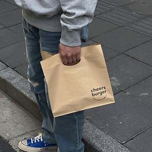 Sacs en papier kraft jetables écologiques et recyclables, conçus sur mesure avec poignées découpées pour l'emballage des hamburgers - Product Image 6