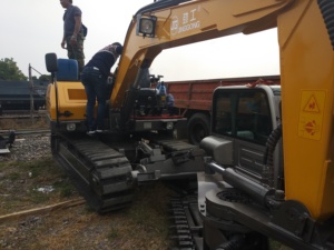 Excavatrice à double usage routière et ferroviaire Jinggong JG80LT de 8 tonnes avec sous-coupeuse rotative pour le maintenance des voies ferrées - Product Image 3