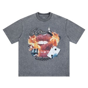 Vêtements pour hommes |   Collection Printemps/Été 2026 : T-shirt en coton imprimé lettres rouge flamme, style urbain rétro américain, tendance et numérique - Product Image 1