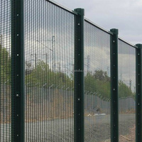 Clôture anti-escalade 358 en treillis métallique pour autoroute, offrant des propriétés antirouille et haute densité, utilisée dans les stations photovoltaïques et sur les routes.
