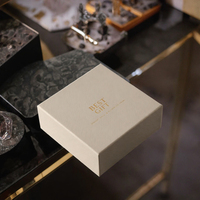 Boîte d'emballage rigide pour bijoux avec logo imprimé à l'encre de soja, boîte cadeau beige texturée avec couvercle à ouverture facile et estampage doré