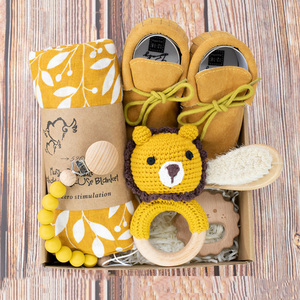 Vente en gros de poupées au <span class=keywords><strong>crochet</strong></span> Ensemble cloche en bois pour bébé boîte-cadeau de <span class=keywords><strong>naissance</strong></span> chaîne de sucette boîte-cadeau du premier mois de <span class=keywords><strong>naissance</strong></span> pour bébé - Product Image 1