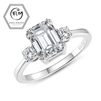 Cincin Moissanite Potongan Emerald Tiga Batu 2 - 4 CT Perak Sterling 925 Klasik untuk Pertunangan dan Ulang Tahun Pernikahan MR0227