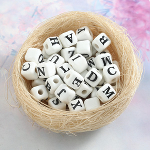 Perles carrées en céramique blanches de 8 mm avec 26 lettres anglaises et grand trou, idéales pour la fabrication de bijoux DIY – Vente chaude - Product Image 2