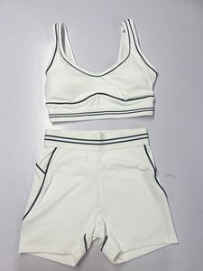 ชุดออกกำลังกายผู้หญิงสองชิ้น ดีไซน์หรูทันสมัย เสื้อโยคะแบบเวสต์ บราออกกำลังกาย กางเกงขาสั้นเอวสูง ผ้าสเตรช ชุดฟิตเนส ชุดออกกำลังกาย - Product Image 3