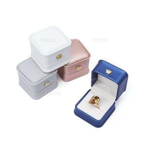 Boîtes à bagues de luxe personnalisées, parure de bijoux bague en cuir Pu avec pendentif en velours, boîtes d'emballage pour bracelet et bague - Product Image 4