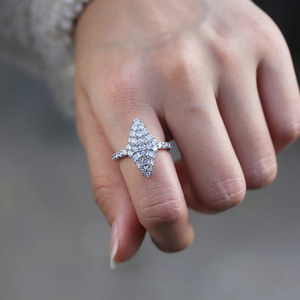 Elegante anello a rombo in tonalità argento per donna, gioielli alla moda con design intarsiato scintillante - Product Image 3