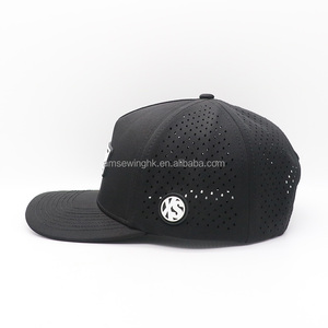 Gorras de Béisbol Deportivas Personalizadas con 5 Paneles Perforados, Negras, 100% Poliéster Velour, con Parche de Goma con Diseño de Hojas - Product Image 3