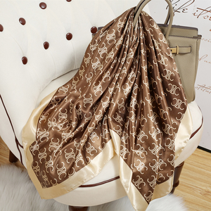 Pañuelo Largo Ligero de Poliéster Flora para Mujer - Accesorio de Moda para Uso Diario en Todas las Estaciones - Product Image 2