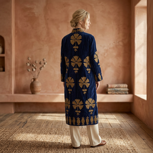 Abrigo de terciopelo Suzani bordado a mano para mujer, azul dorado con motivos florales y de peces, chaqueta larga tipo kimono, estilo bohemio para invierno. - Product Image 2