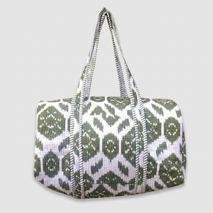 Sac de voyage matelassé à motif Ikat vert olive et blanc, grande capacité, sac de week-end - Product Image 1
