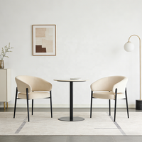 Moderner nordischer Sessel mit geschwungener Rückenlehne, gepolstert mit Samt und schwarzem Metallgestell für Wohnzimmer, Schlafzimmer & Apartment