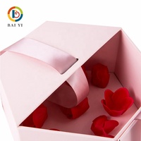 Coffret cadeau personnalisé exquis haut de gamme avec nœud papillon fleur rose Emballage hexagonal en carton pour chocolat avec gaufrage et stratification mate