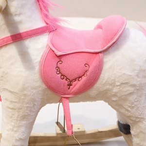 Animal en peluche-Cheval à bascule avec selle et écharpe 62x60x26cm Poignées et base en bois solides et sûres - Product Image 6