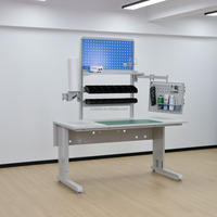 Station de travail d'assemblage de circuits imprimés DETALL conçue pour les laboratoires et les zones de test, avec roulettes mobiles et configuration d'espace de travail flexible