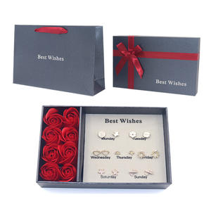 Confezione Regalo per San Valentino 2026 con 8 Rose Rosse Conservate Fatte a Mano e <span class=keywords><strong>Sette</strong></span> Paia di Orecchini, Ideale per Pasqua e Natale - Product Image 2