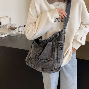 กระเป๋าสะพายข้างผ้ายีนส์ความจุขนาดใหญ่สีล้วนมีกระเป๋าพู่2ใบแฟชั่นสำหรับผู้หญิง - Product Image 3