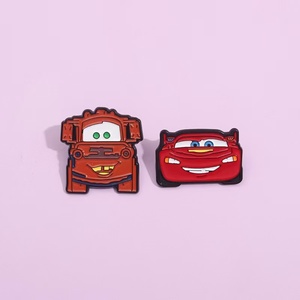 Spilla in metallo smaltata morbida/dura con design a forma di auto rossa a cartone animato, all'ingrosso, per Natale, novità, regali promozionali economici, stile <span class=keywords><strong>fata</strong></span> - Product Image 4