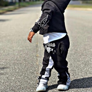 Ensembles de vêtements pour enfants et bébés avec logo personnalisé imprimé en relief, sweats à capuche pour garçons, ensembles de <span class=keywords><strong>jogging</strong></span> pour enfants, survêtements, pantalons de survêtement superposés, <span class=keywords><strong>ensemble</strong></span> 2 pièces - Product Image 3