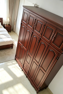Armario Tradicional de Madera Maciza con Puertas de Panel Elevado y Diseño con Bisagras, Gran Capacidad, Estilo Antiguo - Product Image 5