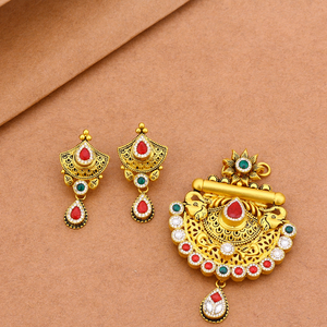 Ensemble de pendentifs traditionnels en or avec boucles d'oreilles, design antique, pierres rouges et vertes, bijoux ethniques de mariée, pour mariage et fêtes - Product Image 3
