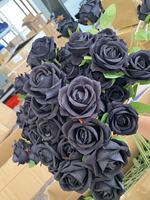 Rose artificielle haut de gamme en velours toucher réel, tige unique, finition mate, pour centres de table de mariage, décorations florales et aménagements intérieurs.