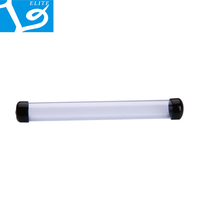 Tube en plastique pour l'affichage et l'emballage d'objets transparents de petite taille