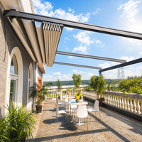 Auvent rétractable motorisé moderne d'extérieur avec éclairage LED blanc, structure en PVC et aluminium, toit en tissu pour patio, pergola nature