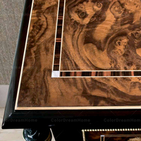 Buffet de style néoclassique de luxe avec cadre en bois et décor doré, console sculptée pour salle à manger